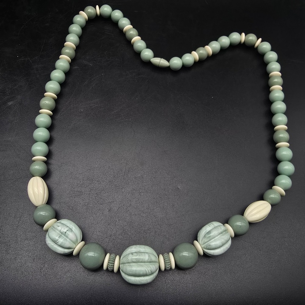 Avon 1988 Burst of Spring Necklace Green Mint Marbled Beaded Vintage Jewelry